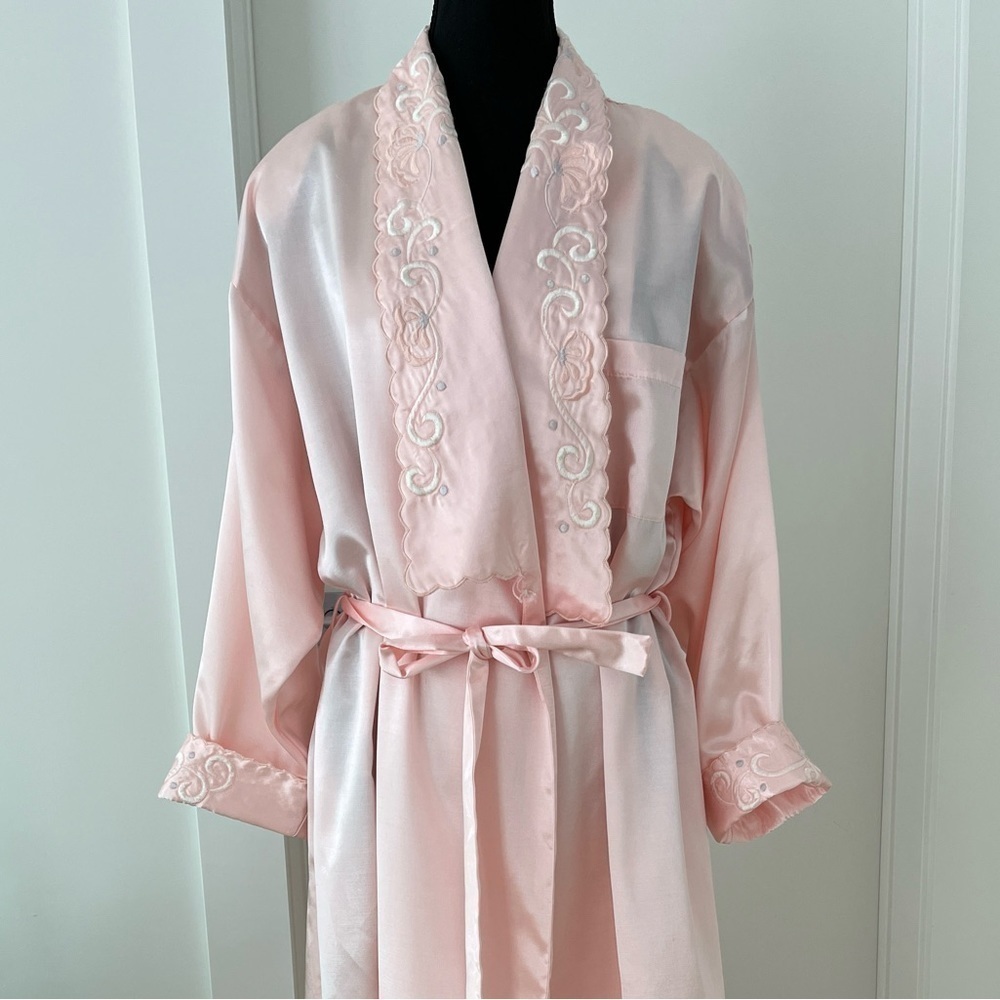 EATON Vintage Long Pink Satin Robe Embroidered Detail Loungewear Elegant Retro